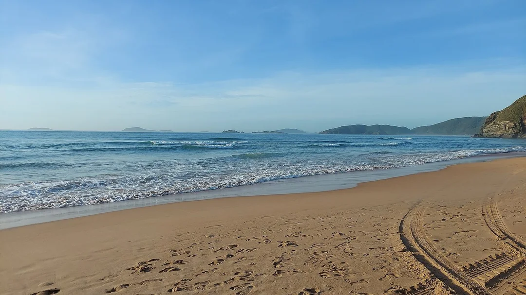 Areia dourada e mar azul da praia de Geribá, em Búzios (RJ)