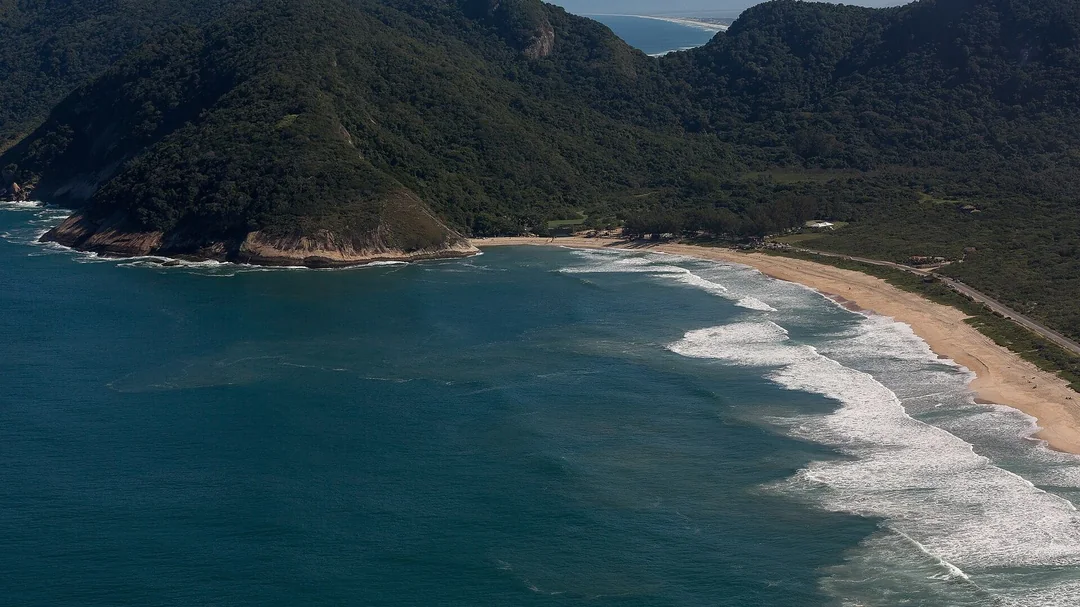 Vista do alto da Praia de Grumari, no Rio de Janeiro (RJ)