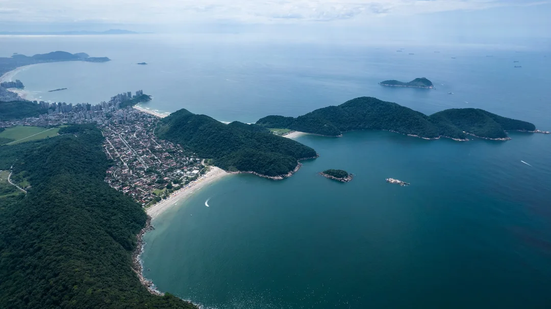 Vista aérea da Praia do Guaiúba e da vizinha Praia do Tombo, em Guarujá (SP)