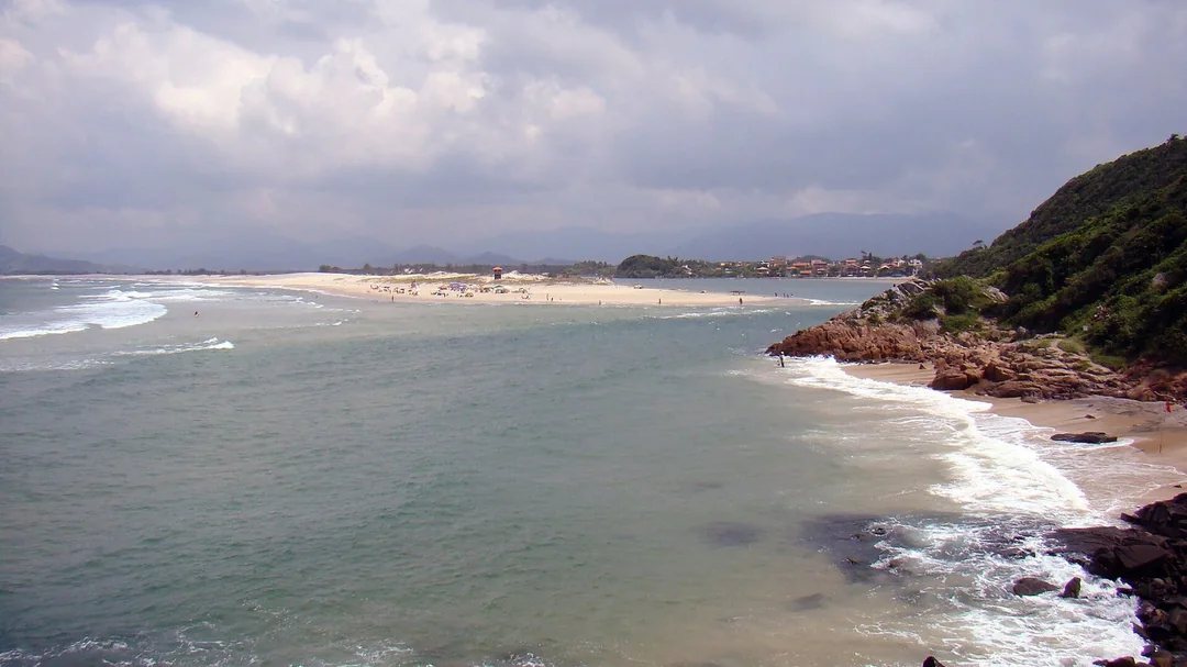 Encontro do rio da Madre com o mar na Guarda do Embaú (SC)