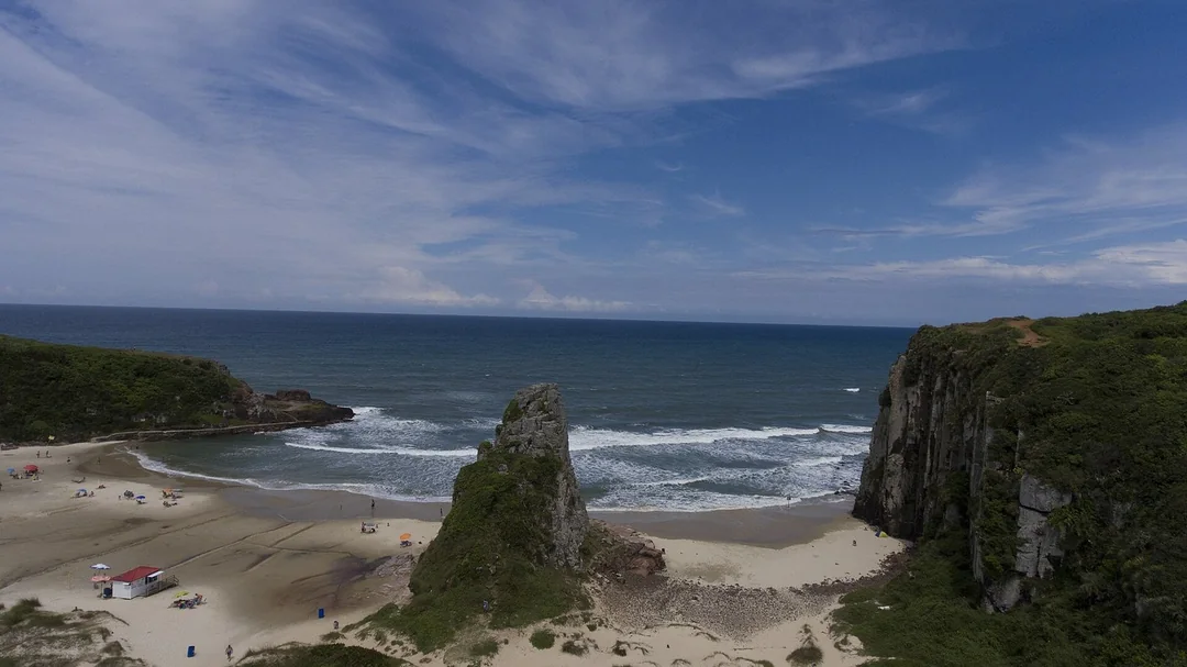 Torres de basalto e areia na Praia da Guarita, em Torres (RS)