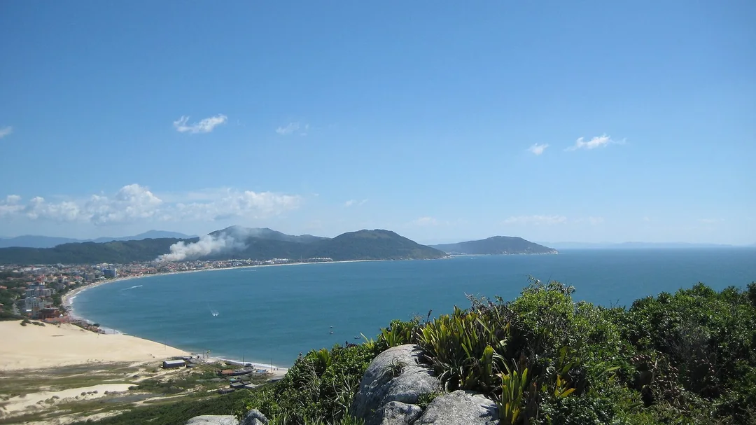 Praia dos Ingleses vista do costão, em Florianópolis (SC)