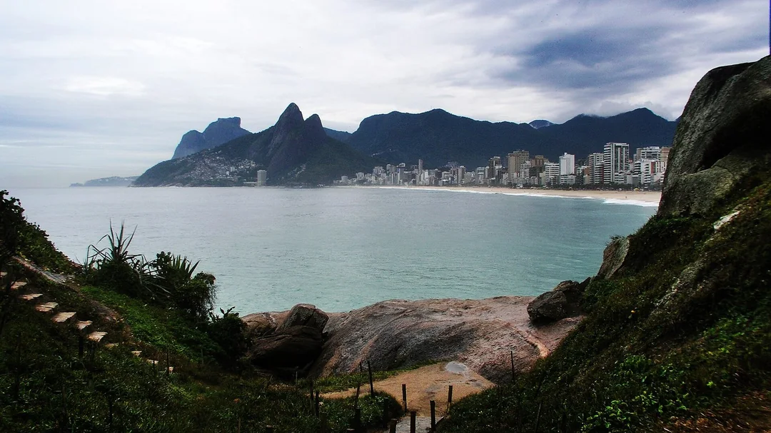 Praia de Ipanema e Morro Dois Irmãos vistos do Arpoador, no Rio de Janeiro