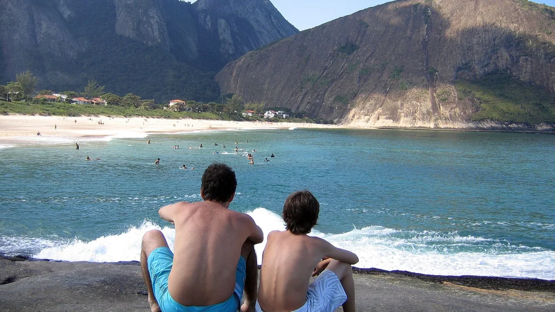 Vista da Praia de Itacoatiara a partir das pedras, em Niterói (RJ)