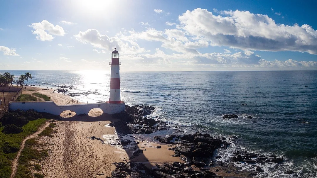Farol de Itapuã e a orla, em Salvador (BA)