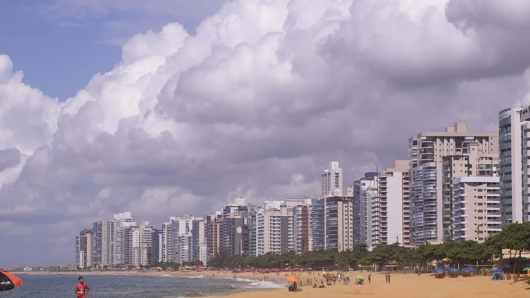 Vista de Praia de Itapuã, em Vila Velha (ES)
