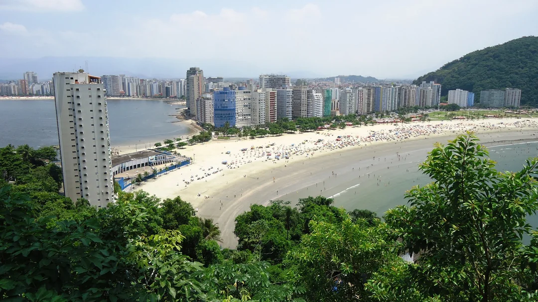 A Praia do Itararé vista do alto da Ilha Porchat, com os prédios da orla, em São Vicente (SP)