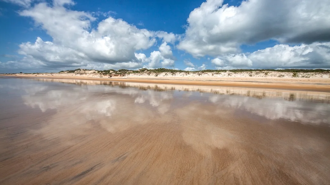 Faixa de areia e dunas na praia de Itaúnas, em Conceição da Barra (ES)