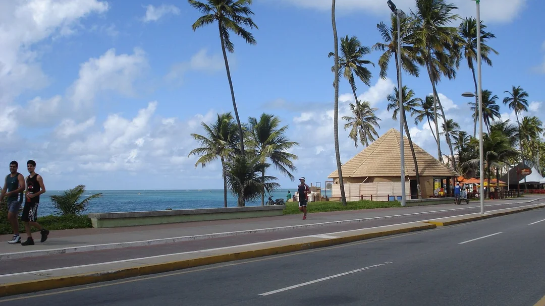 Orla de Jatiúca com coqueiros e calçadão, em Maceió (AL)