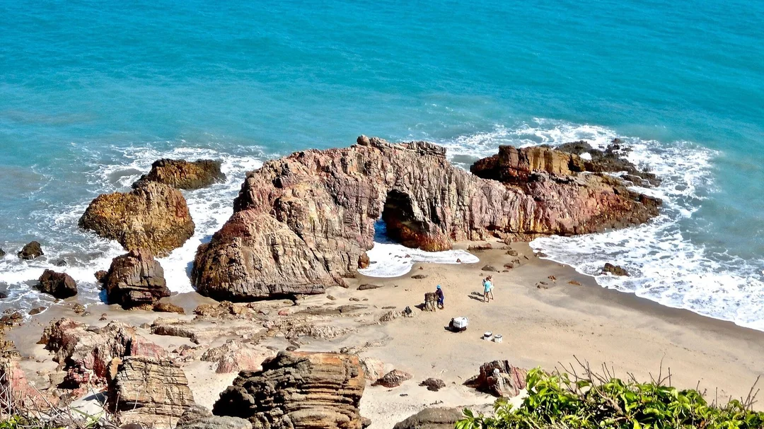 Pedra Furada e mar azul-turquesa em Jericoacoara (CE)