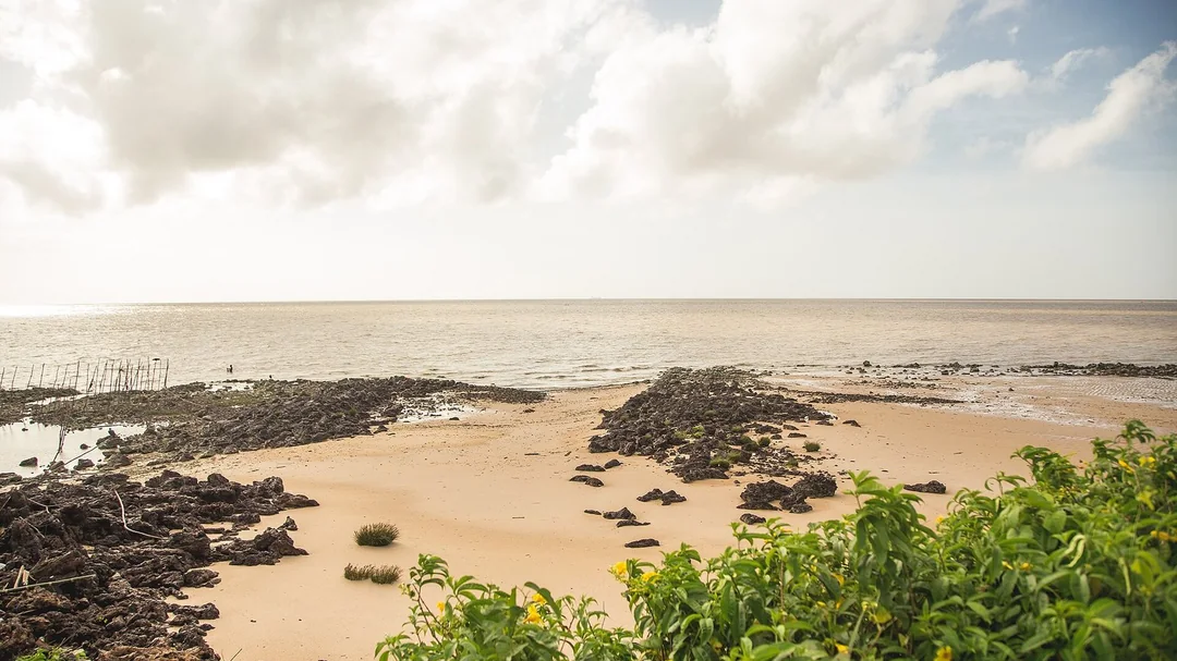 Pedras e areia na Praia de Joanes, em Salvaterra, Ilha do Marajó (PA)