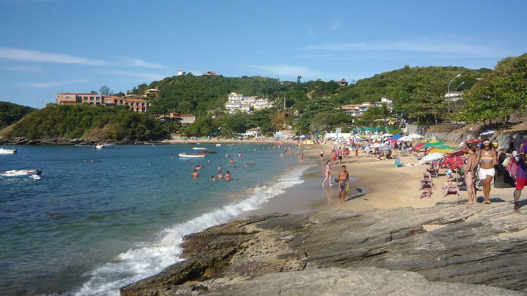 Areia e mar calmo em João Fernandes, Armação dos Búzios (RJ)