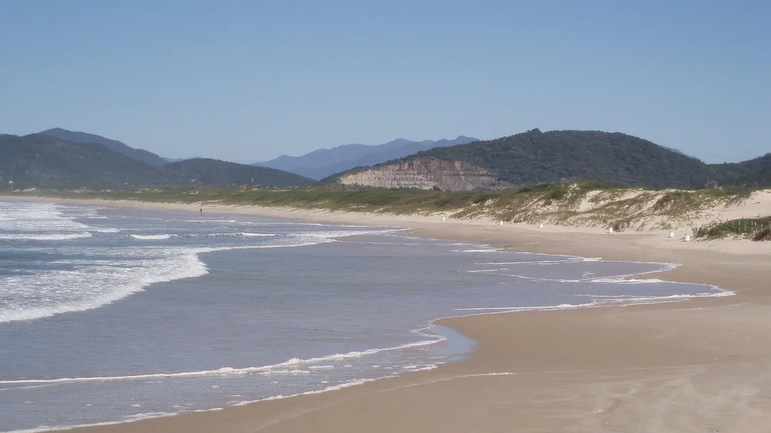 Ondas, areia e dunas da praia da Joaquina, em Florianópolis (SC)