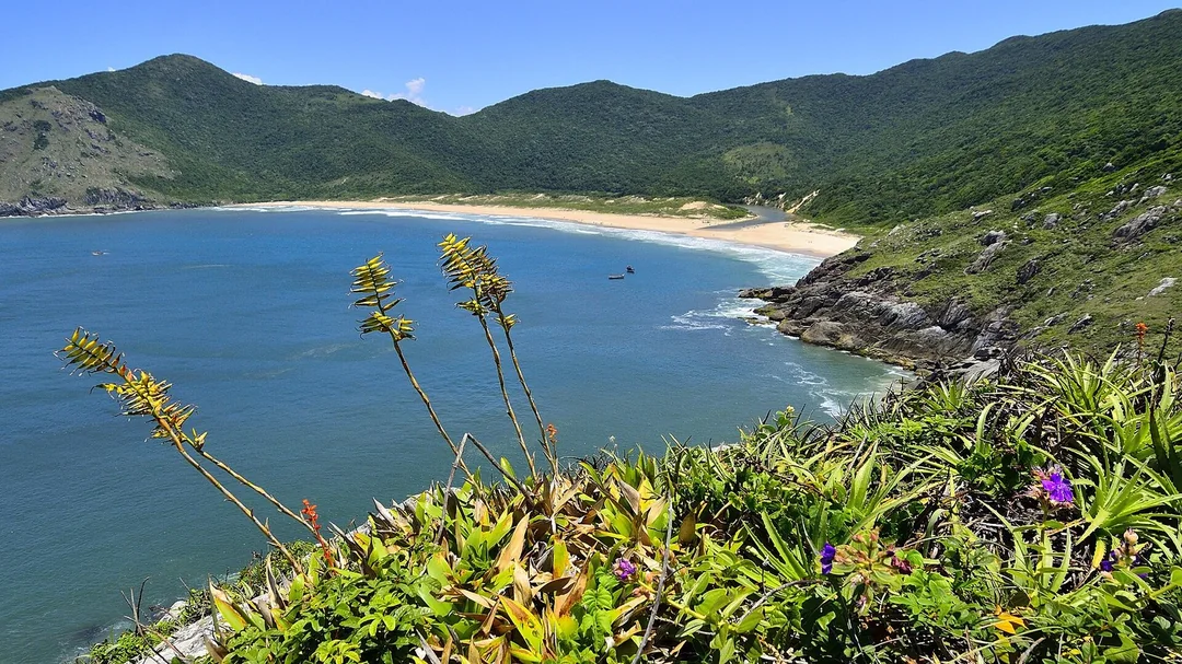 Vista do alto da Lagoinha do Leste, em Florianópolis (SC)
