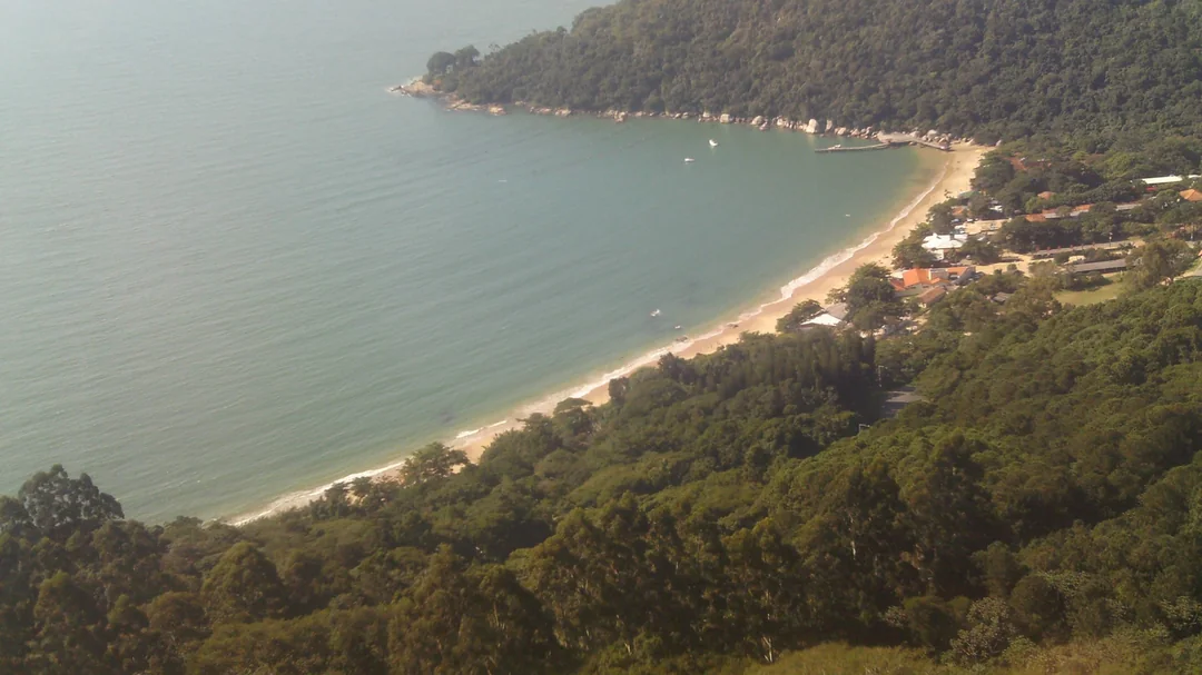 Vista de Praia de Laranjeiras, em Balneário Camboriú (SC)