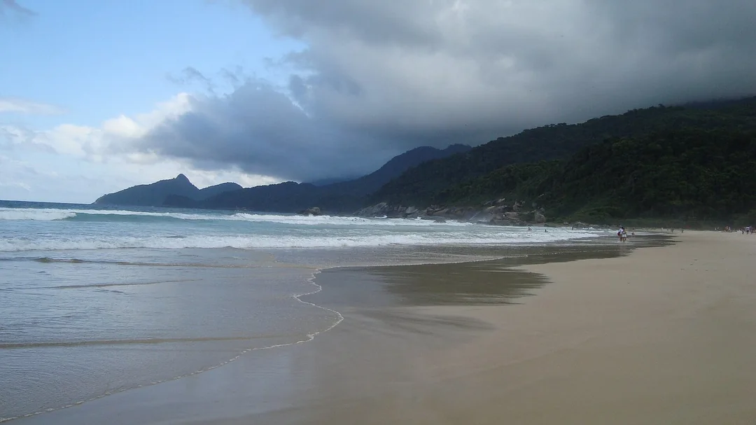 Longa faixa de areia de Lopes Mendes com montanhas ao fundo, na Ilha Grande (RJ)