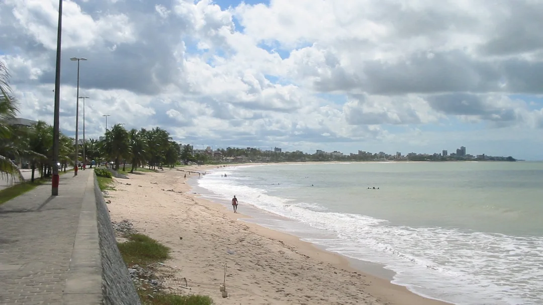 Calçadão e areia da praia de Manaíra, em João Pessoa (PB)