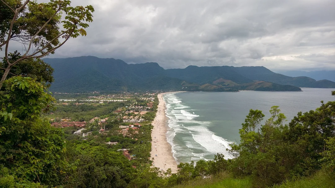 Vista do alto da praia de Maresias, em São Sebastião (SP)