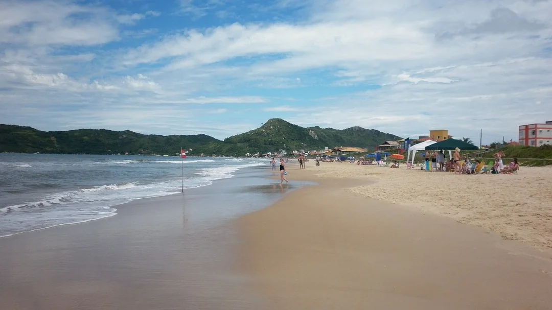 Faixa de areia da Praia do Mariscal, em Bombinhas (SC)
