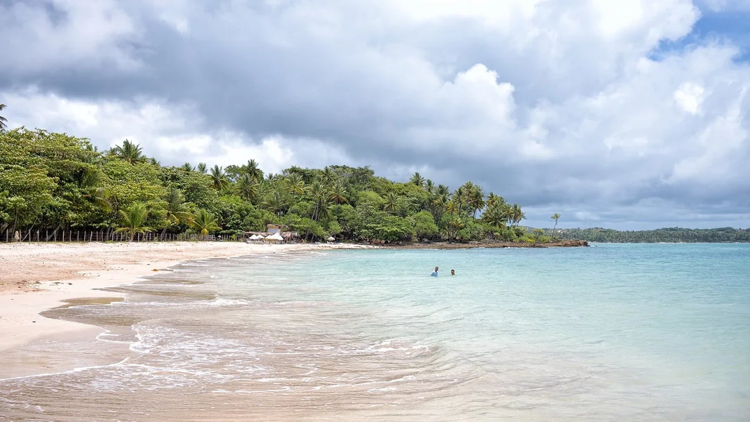Água clara e rasa na praia de Moreré, na Ilha de Boipeba (BA)
