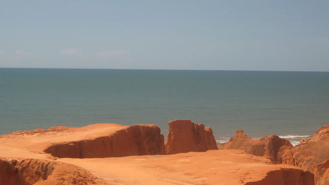 Falésias coloridas à beira-mar em Morro Branco, Beberibe (CE)
