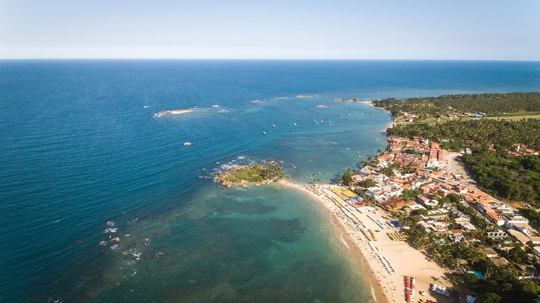 Vista aérea da Segunda Praia e do mar azul de Morro de São Paulo (BA)