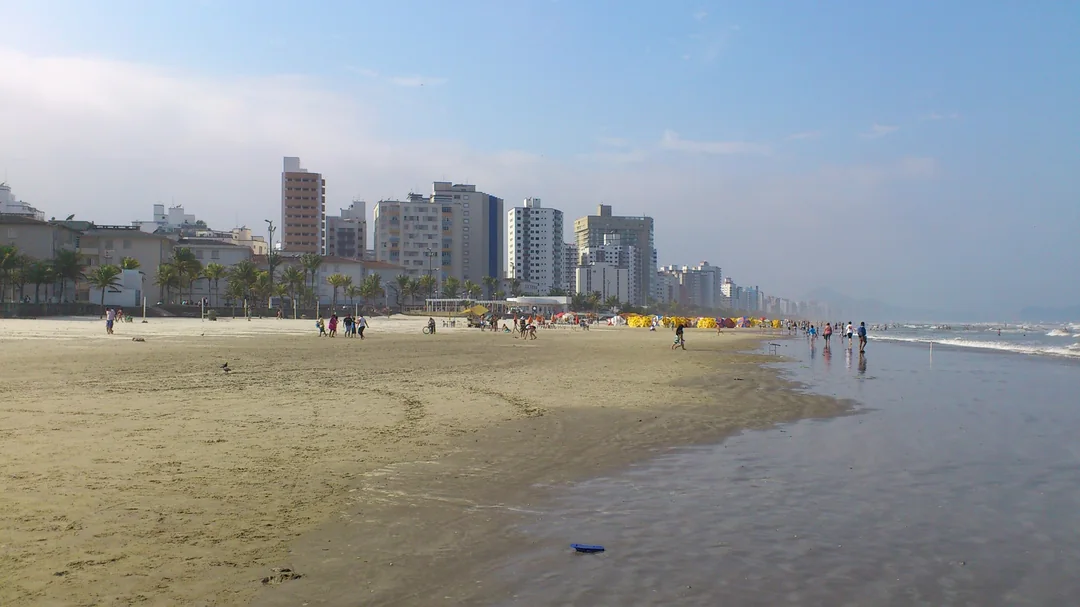 Faixa de areia e prédios da orla na Praia do Ocian, em Praia Grande (SP)
