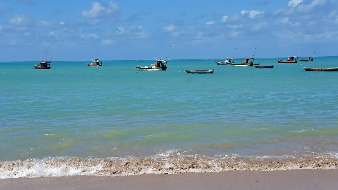 Mar verde e barcos ancorados na praia de Pajuçara, em Maceió (AL)