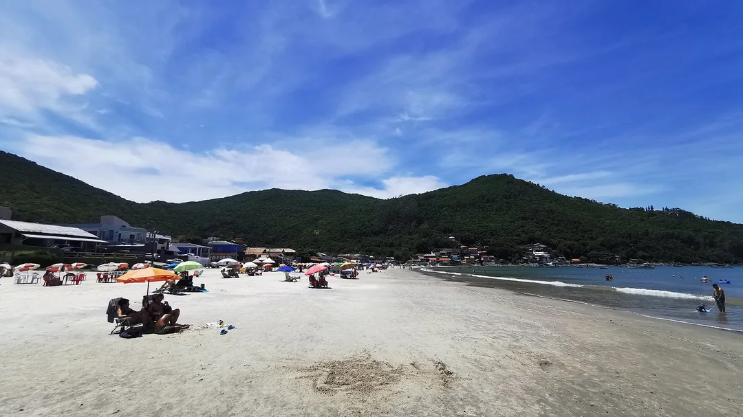 Areia e morros na praia do Pântano do Sul, em Florianópolis (SC)