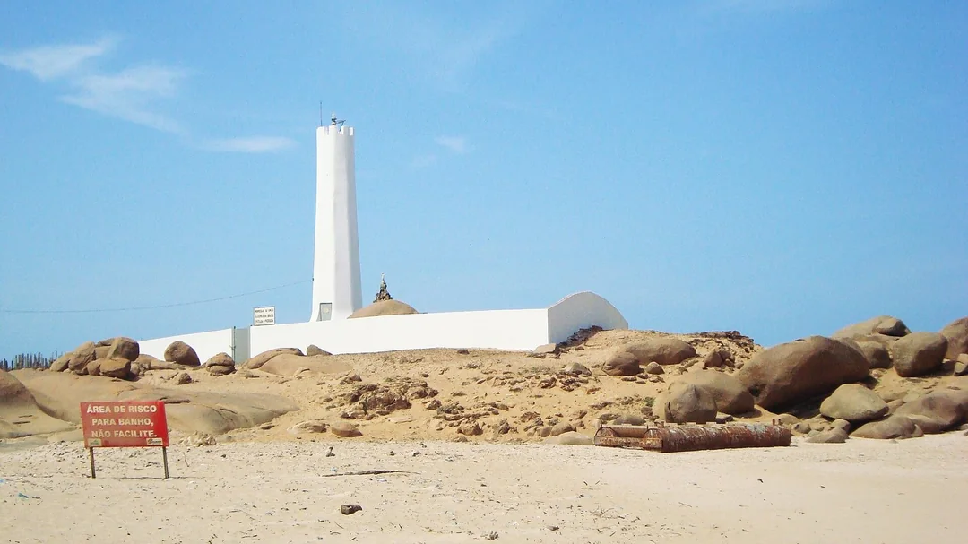 Farol e pedras na Praia de Pedra do Sal, em Parnaíba (PI)