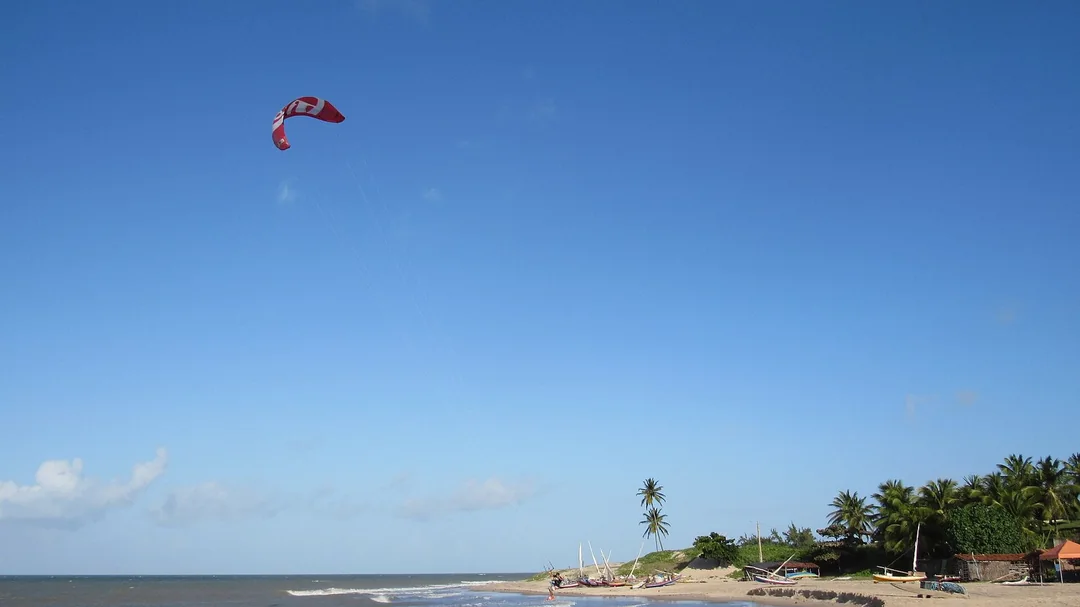 Mar e coqueiros na Praia de Perobas, em Touros (RN)