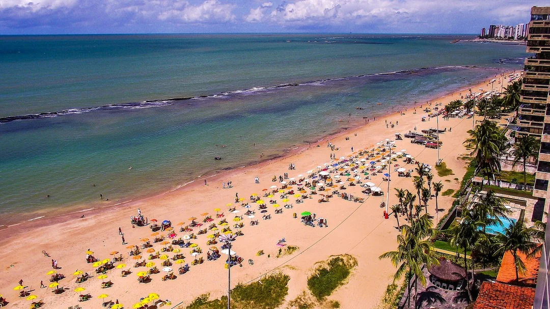 Orla da Praia de Piedade com guarda-sóis, em Jaboatão dos Guararapes (PE)