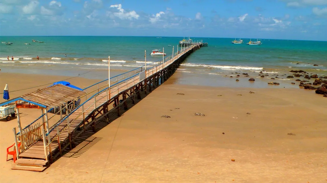 Píer de madeira sobre a areia na praia de Pirangi do Norte (RN)