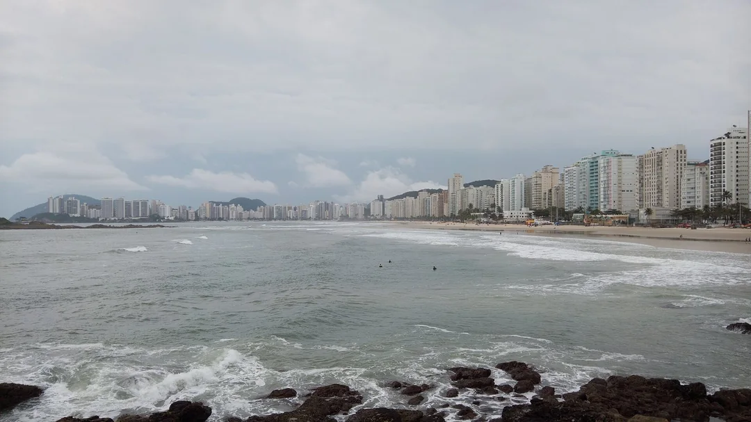 Praia das Pitangueiras com prédios na orla, no Guarujá (SP)