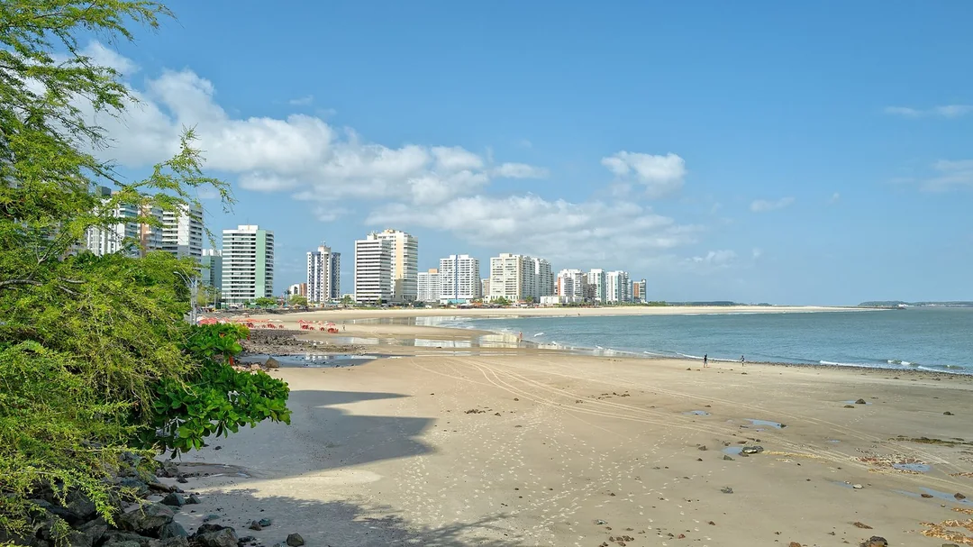 Praia da Ponta d'Areia, em São Luís (MA): Areia e prédios da Ponta d'Areia, em São Luís (MA)