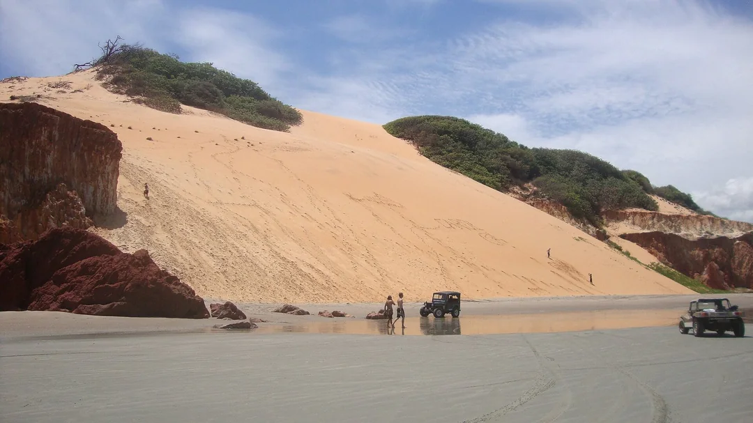 Falésias e dunas na praia de Ponta Grossa, em Icapuí (CE)