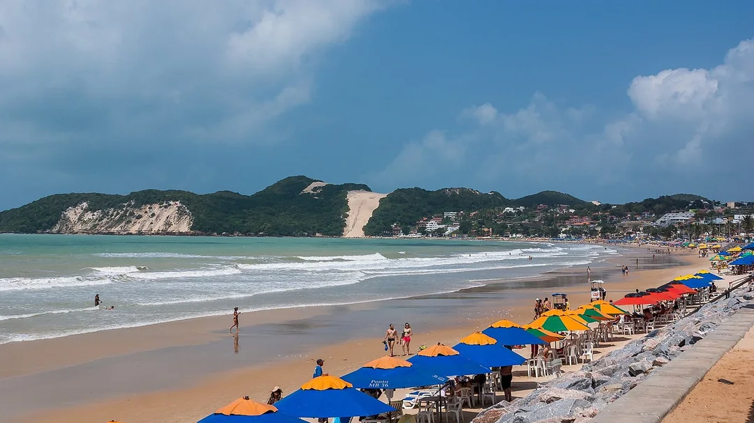 Praia de Ponta Negra com o Morro do Careca ao fundo, em Natal (RN)