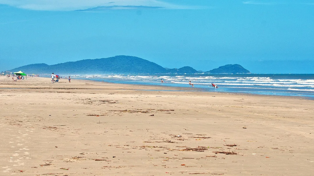 Praia de Pontal do Sul com a Ilha do Mel ao fundo (PR)