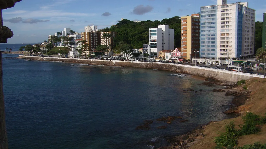 Enseada do Porto da Barra com prédios na orla, em Salvador (BA)