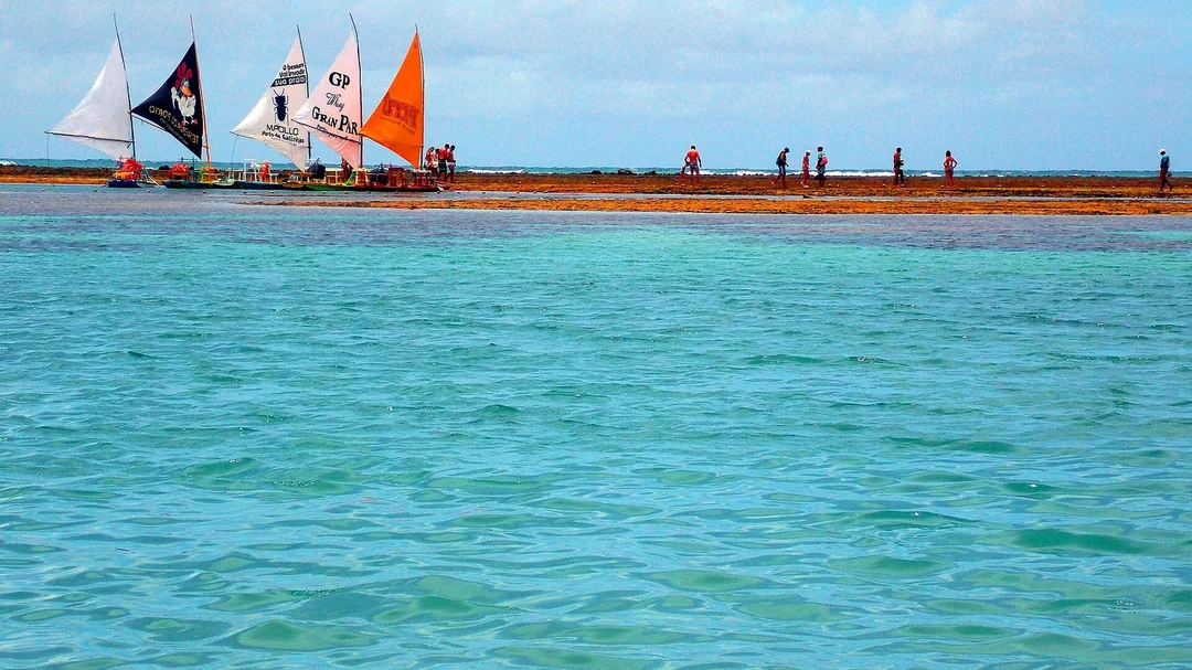 Jangadas coloridas nas piscinas naturais de Porto de Galinhas, em Ipojuca (PE)