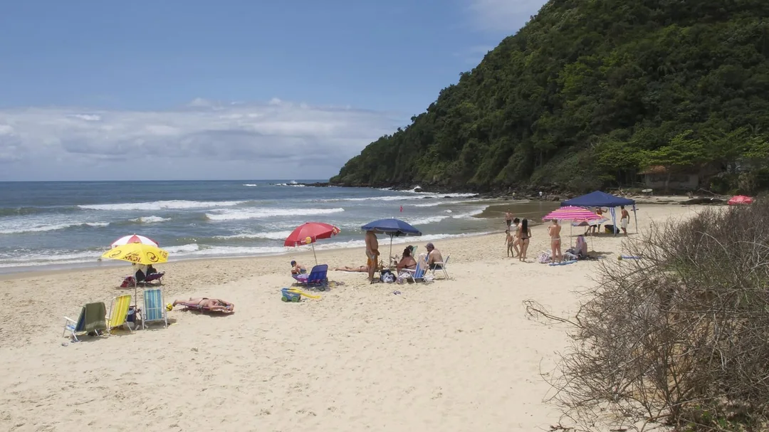Banhistas na Praia Brava, em Matinhos (PR)