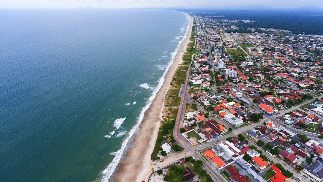 Praia Central de Guaratuba, em Guaratuba (PR): Vista aérea da orla de Guaratuba (PR)