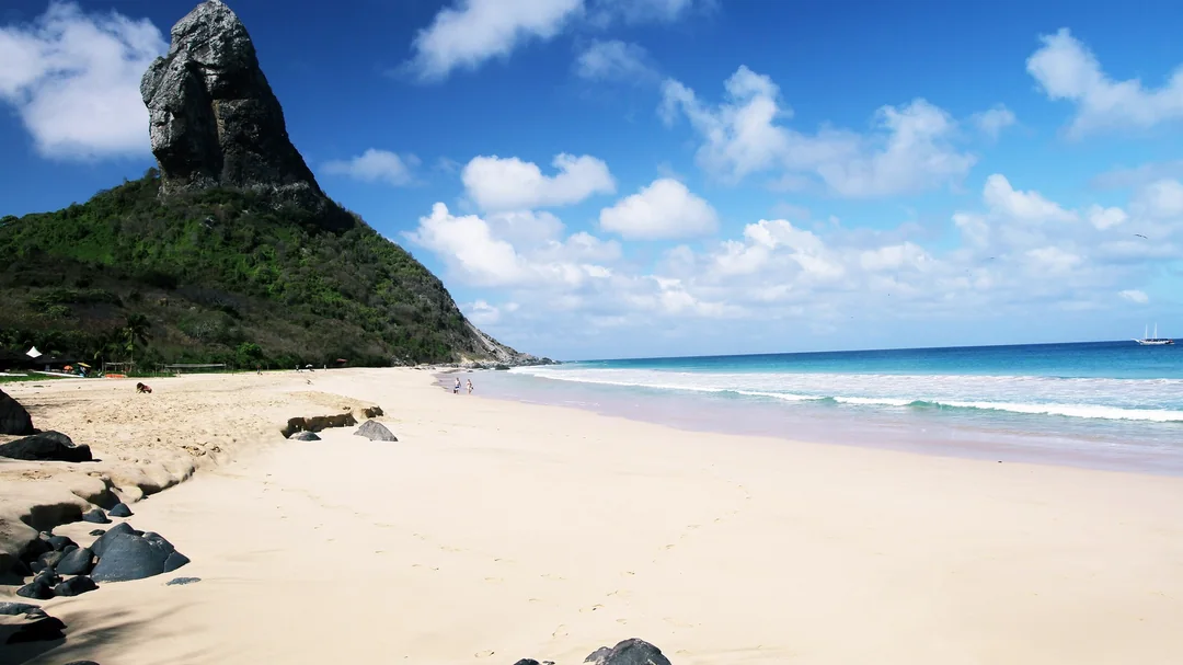 Vista de Praia da Conceição, em Fernando de Noronha (PE)