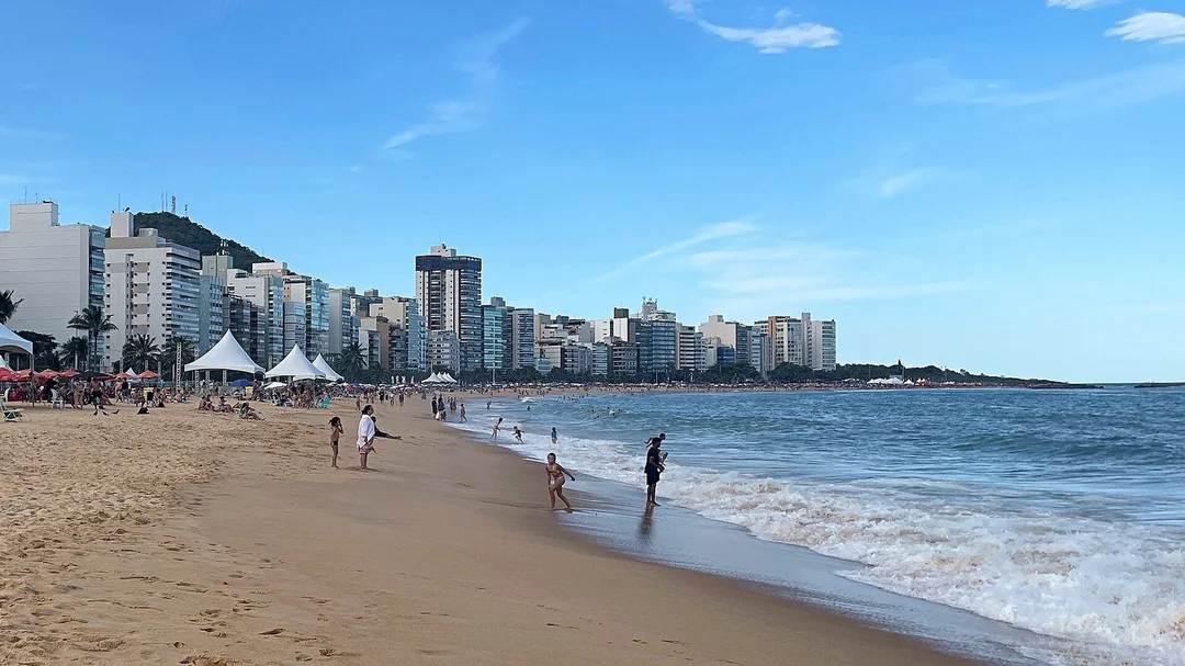 Areia, mar e prédios da Praia da Costa, em Vila Velha (ES)