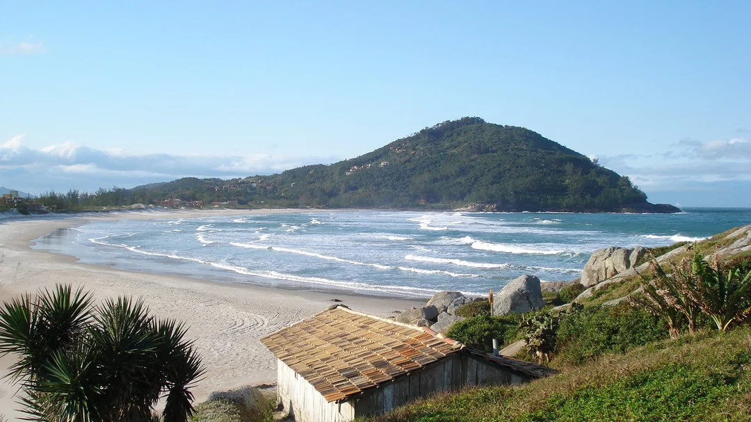 Praia da Ferrugem e morro vistos do alto, em Garopaba (SC)