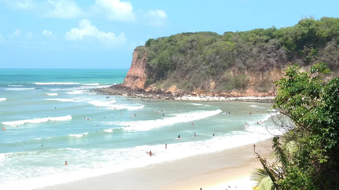 Falésia e ondas na Praia da Pipa, em Tibau do Sul (RN)