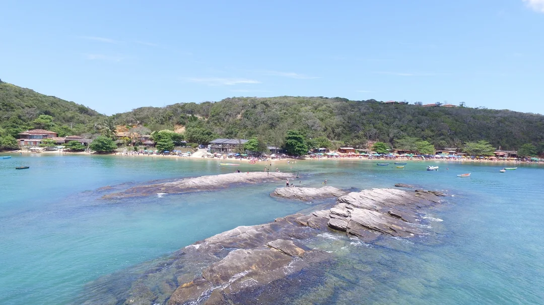 Vista de Praia da Tartaruga, em Armação dos Búzios (RJ)