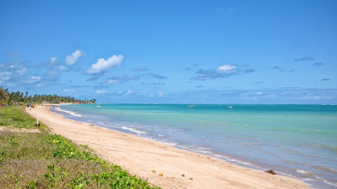 Areia clara e mar verde-azulado da Praia de Antunes, em Maragogi (AL)