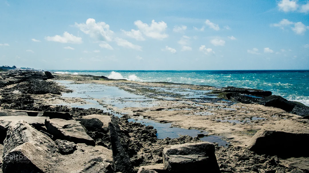 Pedras e mar azul na Praia de Camurupim, em Nísia Floresta (RN)