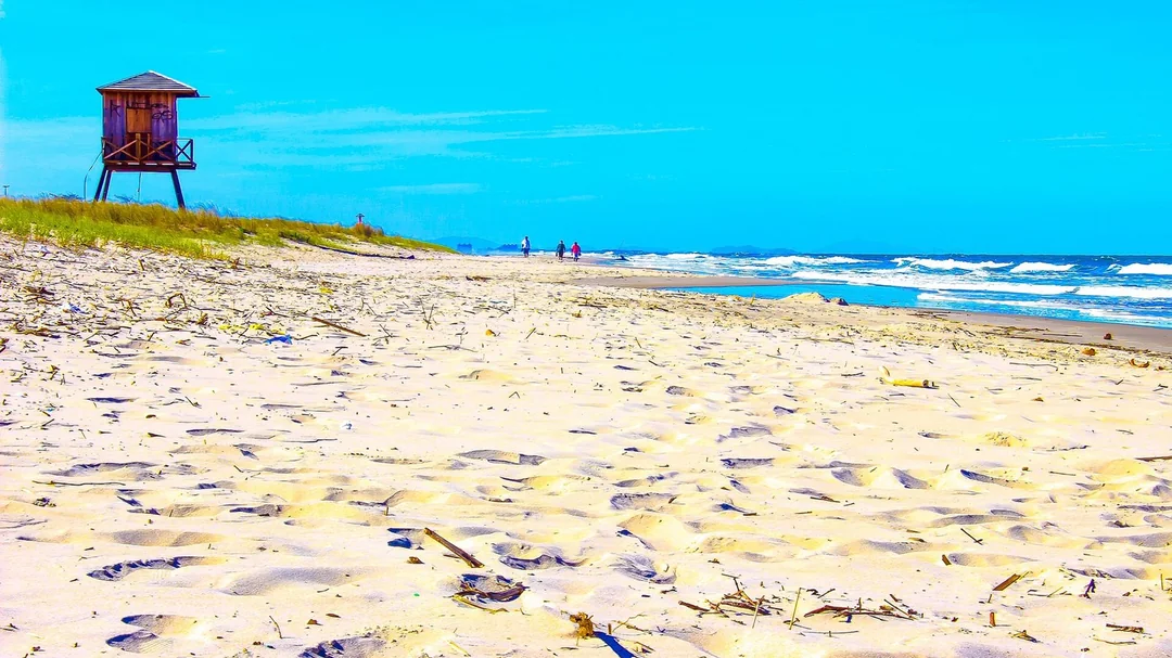 Areia e posto de guarda-vidas em Praia de Leste (PR)
